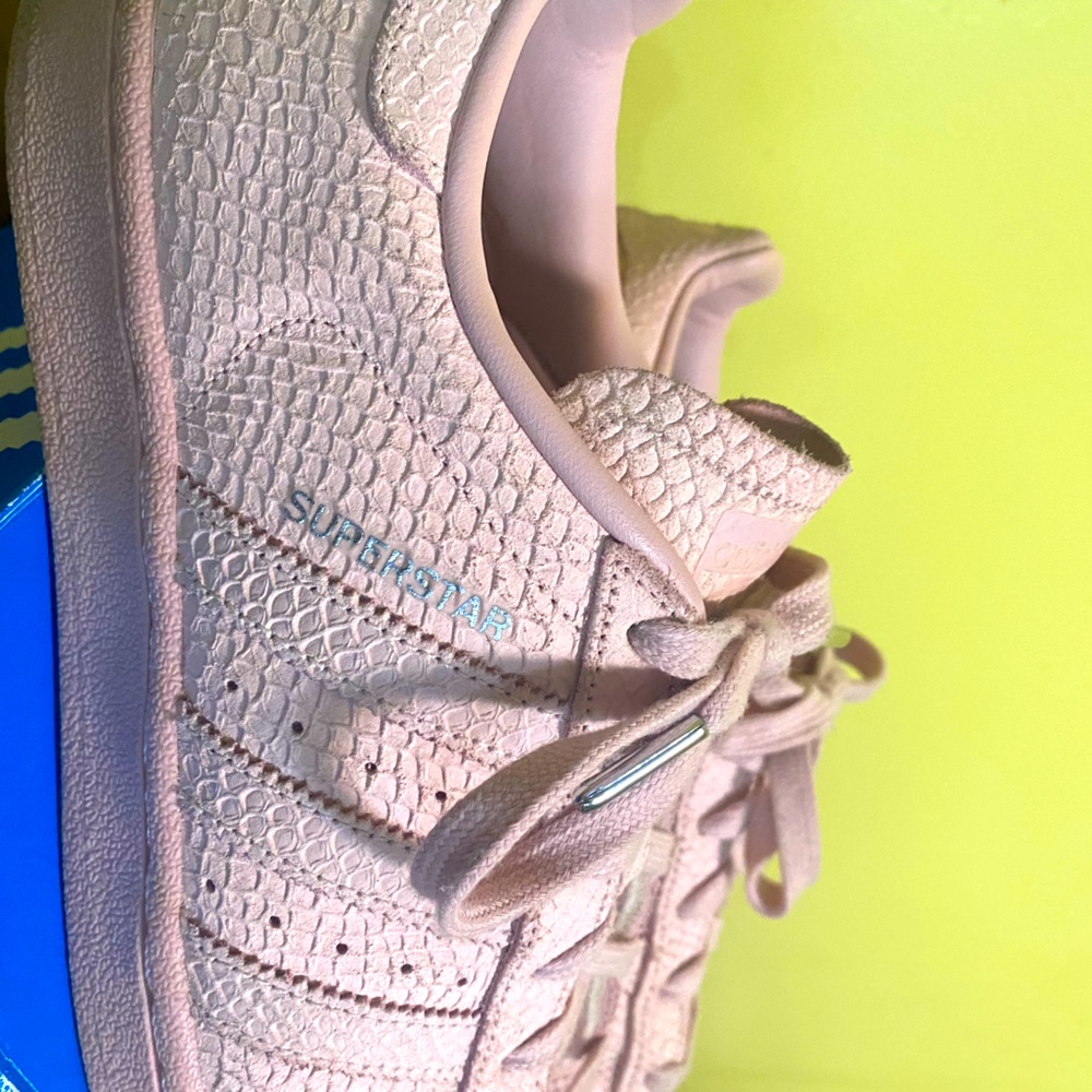 Size 8 women’s sneakers